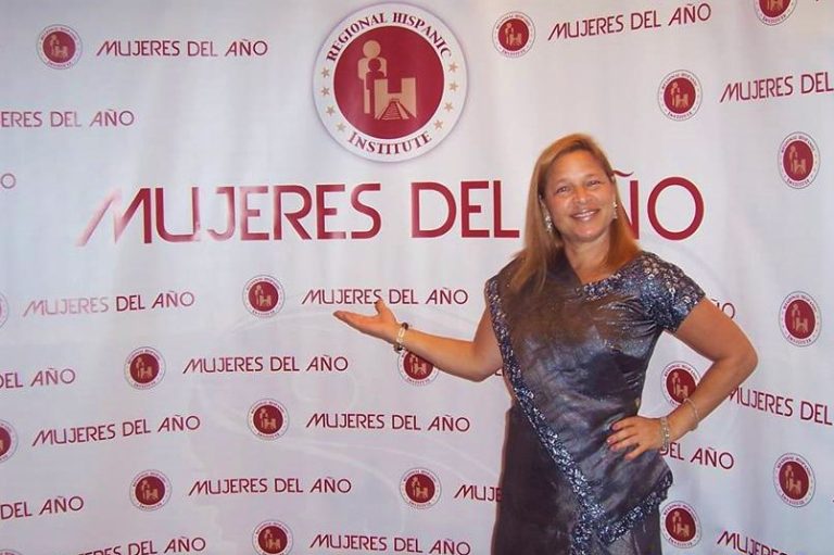 Mujeres del Ano award